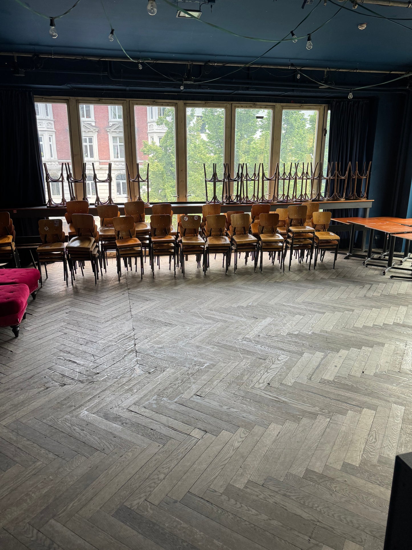 Tisch im SAAL