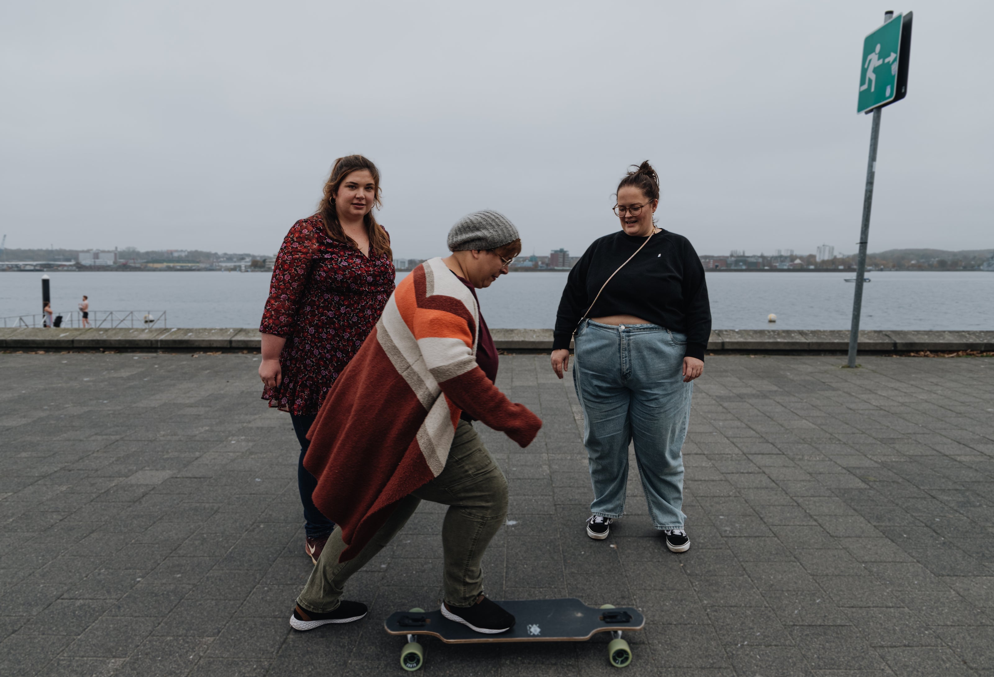 3 Mädels der Curvy Community an der Kiellinie beim Longboarden