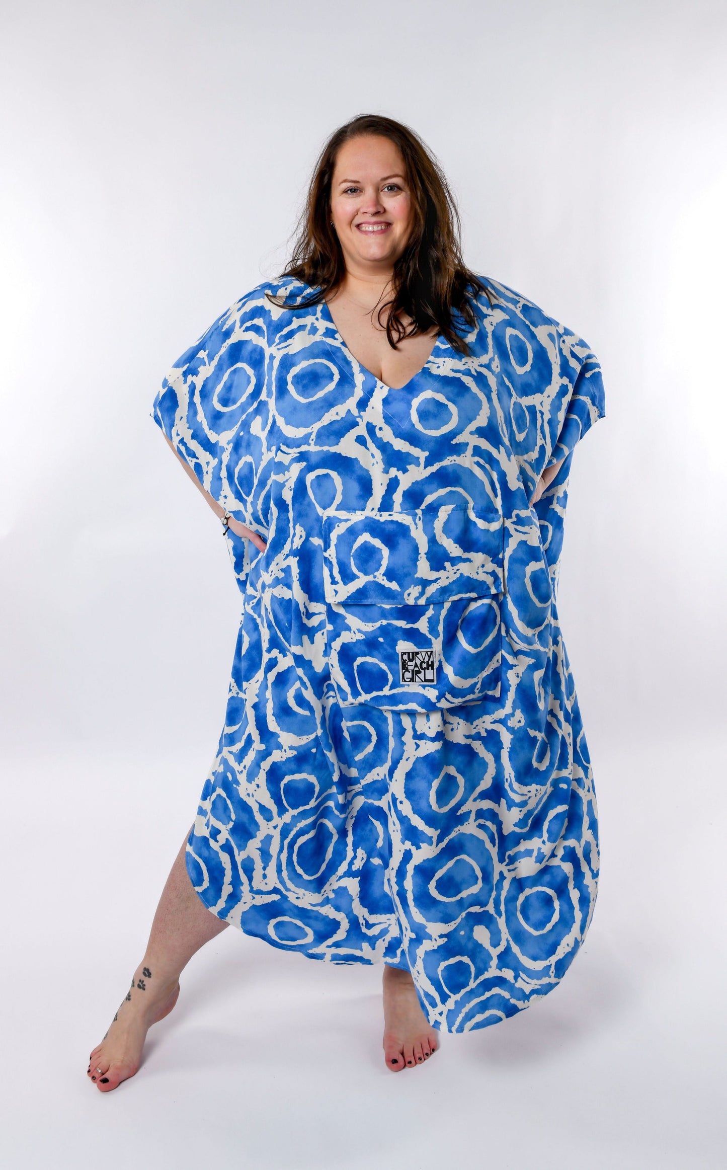 Vollansicht des Plus Size Strand Ponchos JUA von CURVYBEACHGIRL im blau-weißen Batikmuster