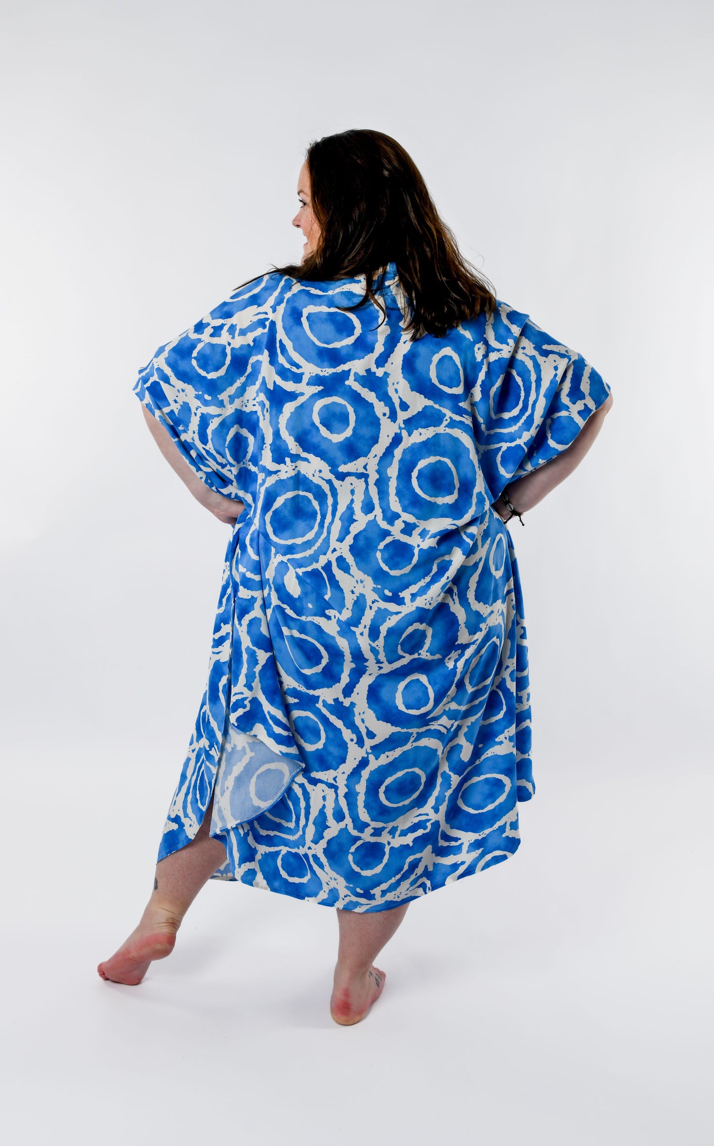 Rückenansicht des Plus Size Strand Ponchos JUA von CURVYBEACHGIRL im blau-weißen Batikmuster