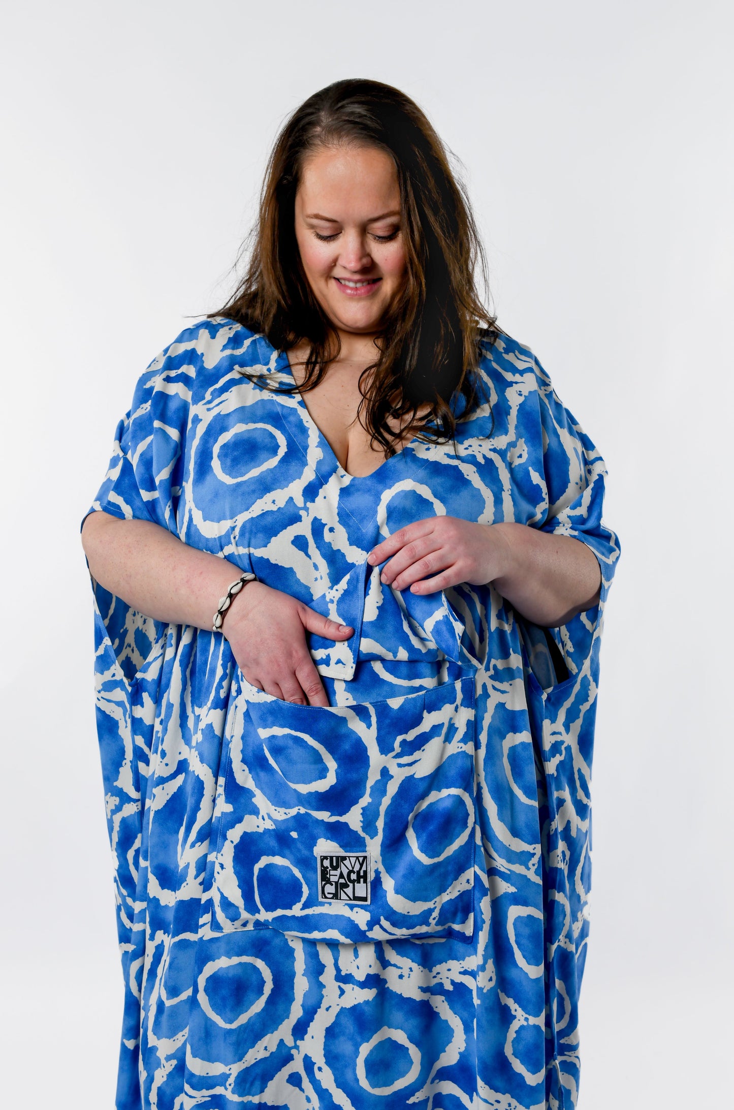Ansicht Tasche auf Plus Size Strand Poncho JUA von CURVYBEACHGIRL im blau-weißen Batikmuster