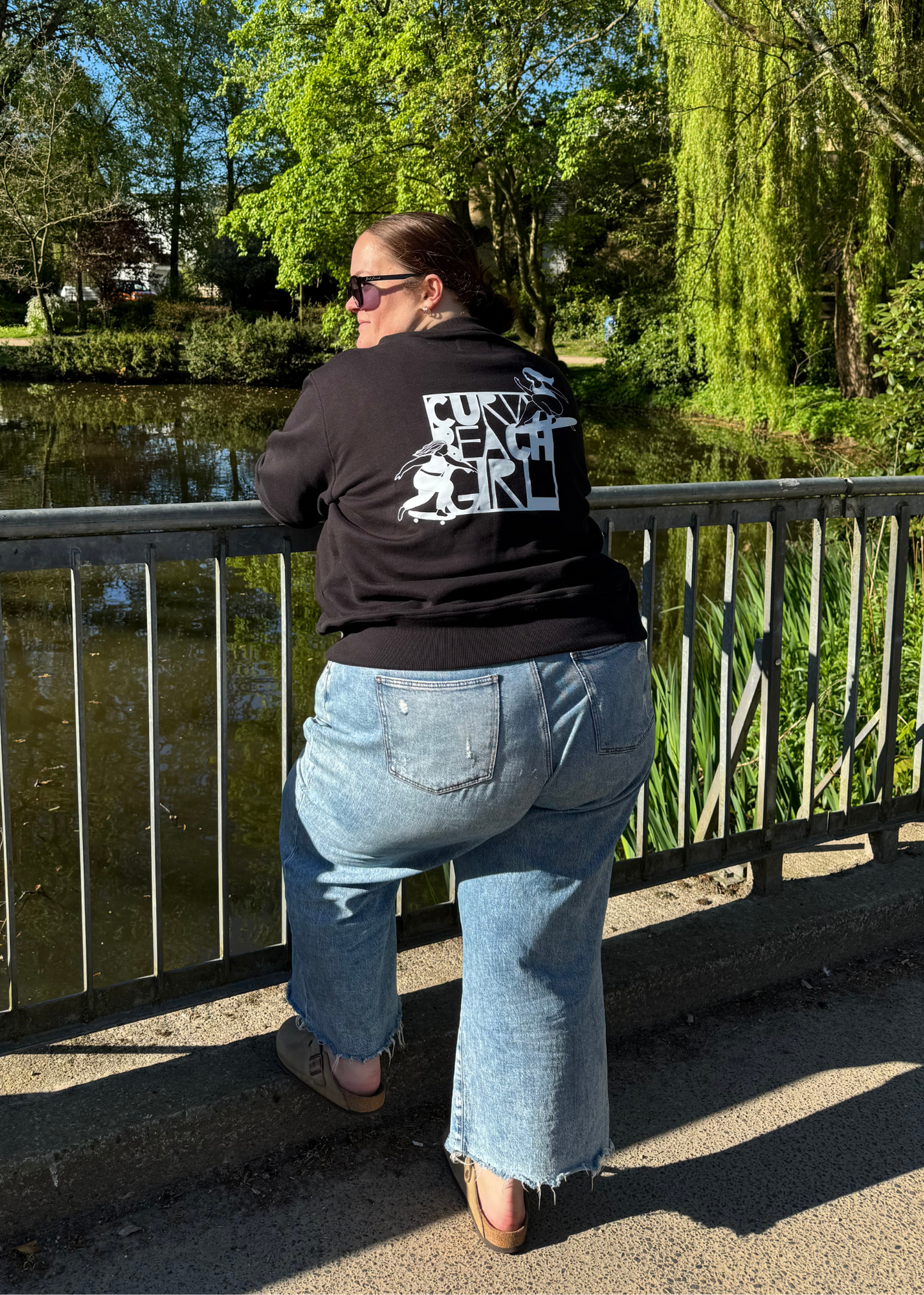 Gründerin Annika mit SWETA Sweatshirt und CURVYBEACHGIRL Brand Print mit Curvy Skatergirl und Curvy Surfergirl im Park