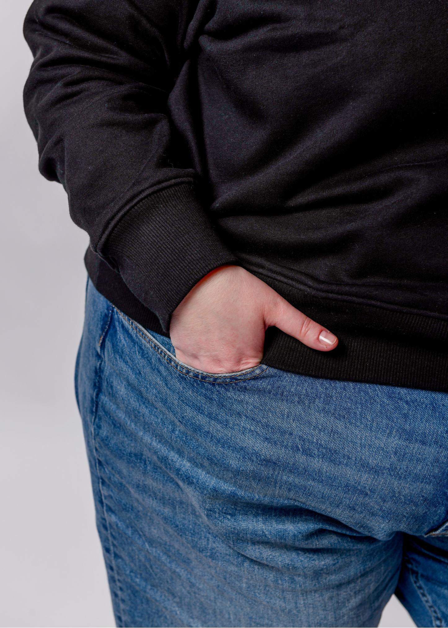 Nahaufnahme der Bündchen an Handgelenk und Bauch des Plus Size Sweatshirts SWETA von CURVYBEACHGIRL