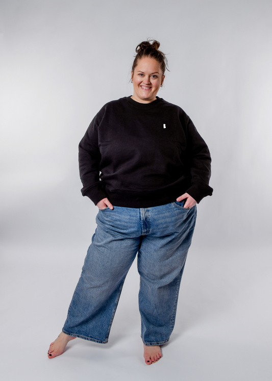 Frontansicht des Plus Size Sweatshirts SWETA von CURVYBEACHGIRL mit Print Logo-Symbol Boobies