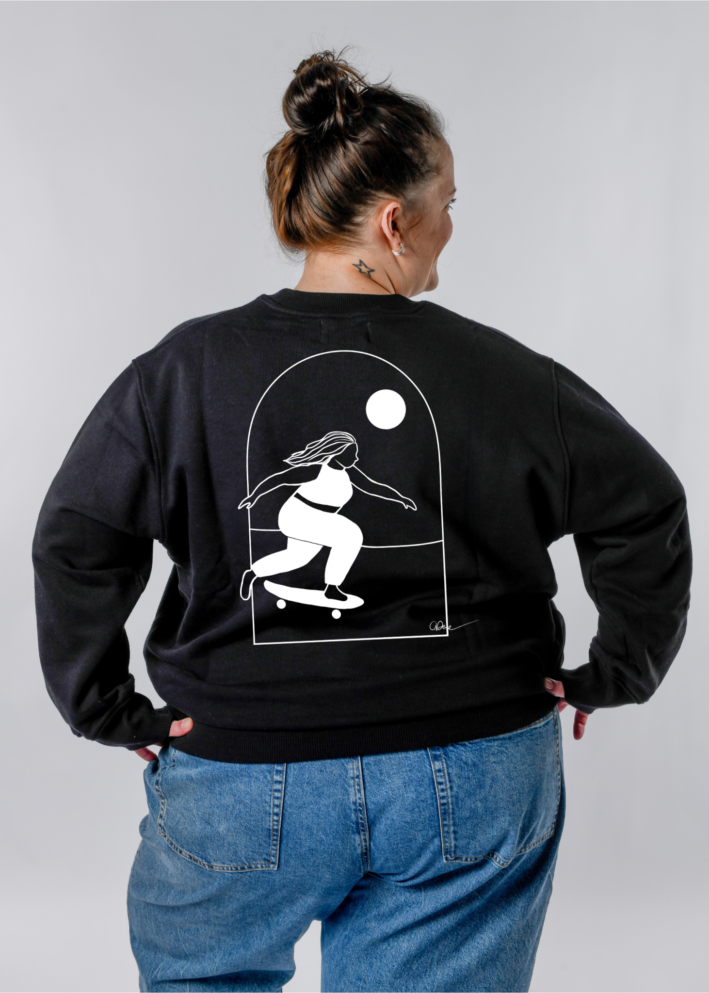 Rückenansicht des Plus Size Sweatshirts SWETA von CURVYBEACHGIRL mit Curvy Skatergirl Print