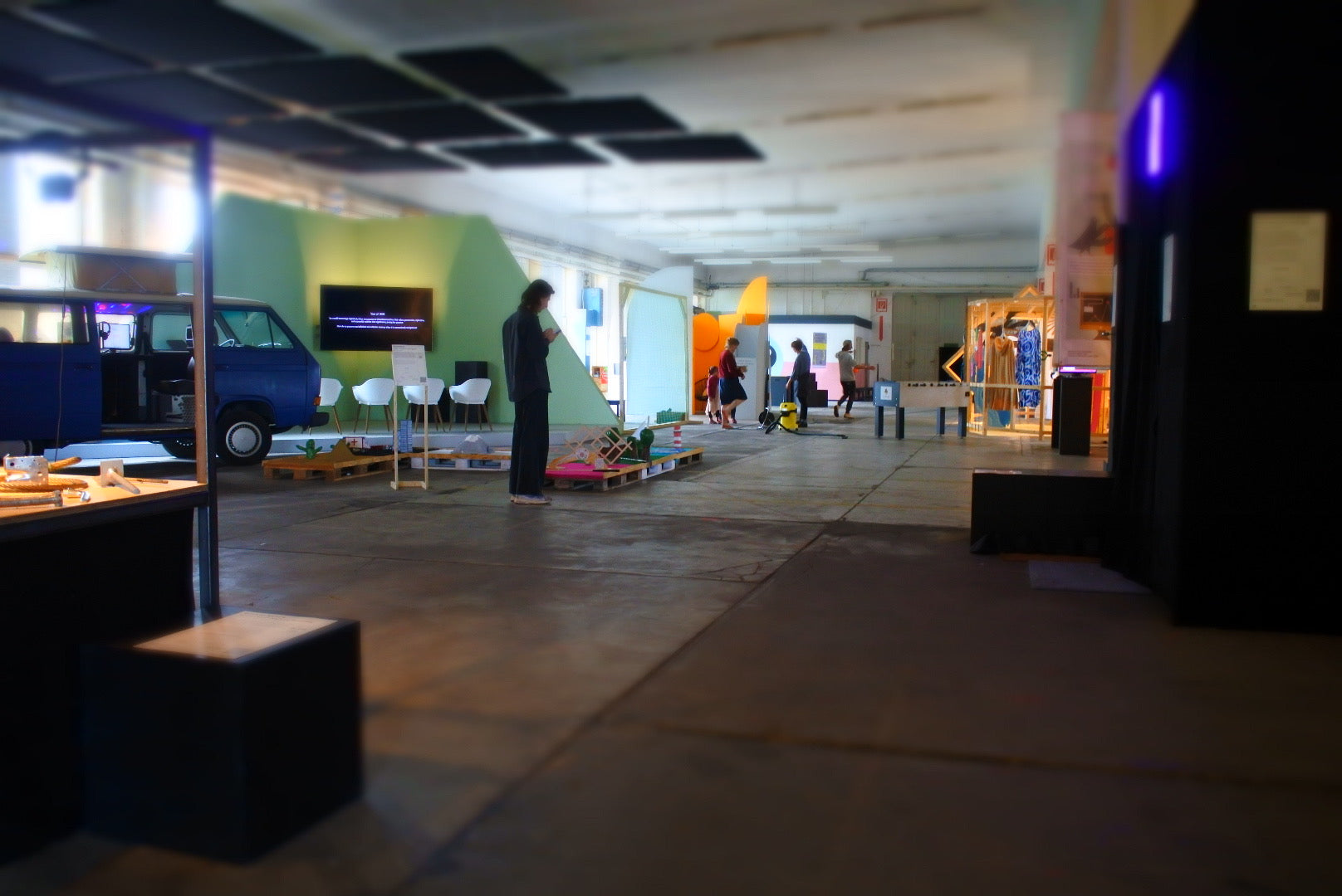 Blick in die Halle der Waterkant Ausstellung und auf verschiedene Exponate, unter anderem von CURVYBEACHGIRL, in 2024