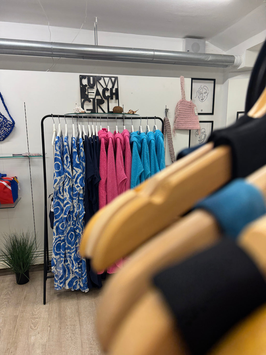 Bild der Ecke mit den Produkten von CURVYBEACHGIRL im Kosmos Shop 