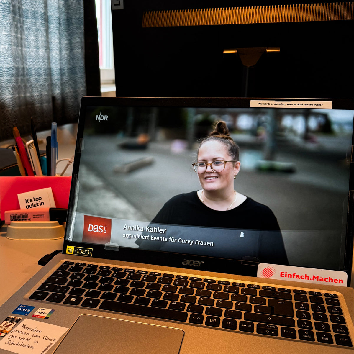 Laptop auf einem Schreibtisch mit Annika von CURVYBEACHGIRL im NDR Beitrag