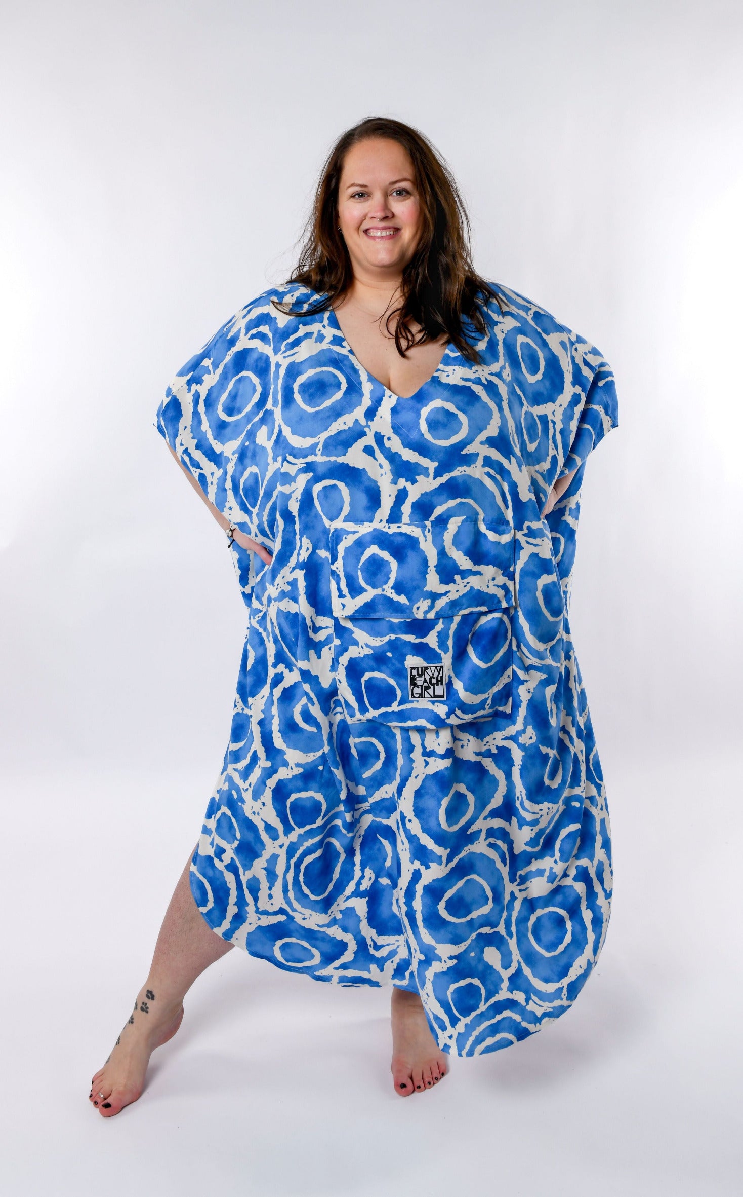 Vollansicht des Plus Size Strand Ponchos JUA von CURVYBEACHGIRL im blau-weißen Batikmuster