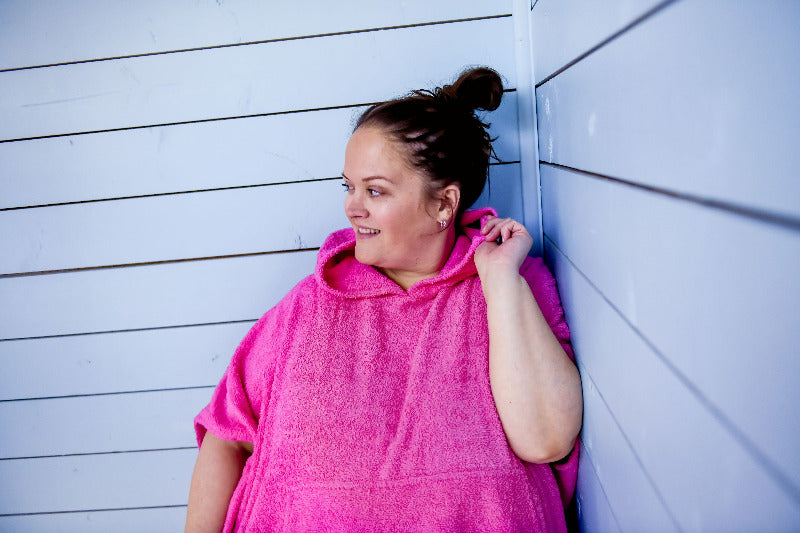Curvy Frau in pinkem Surf Poncho BARIDI by CURVYBEACHGIRL