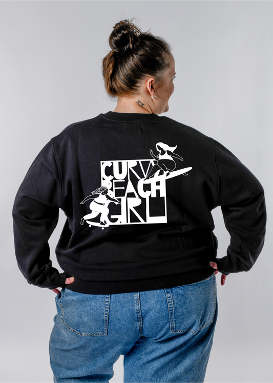 Rückenansicht des Plus Size Sweatshirts SWETA von CURVYBEACHGIRL mit Brand Print inkl. Curvy Surfergirl und Curvy Skatergirl
