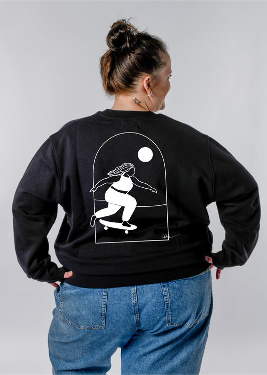 Rückenansicht des Plus Size Sweatshirts SWETA von CURVYBEACHGIRL mit Curvy Skatergirl Print