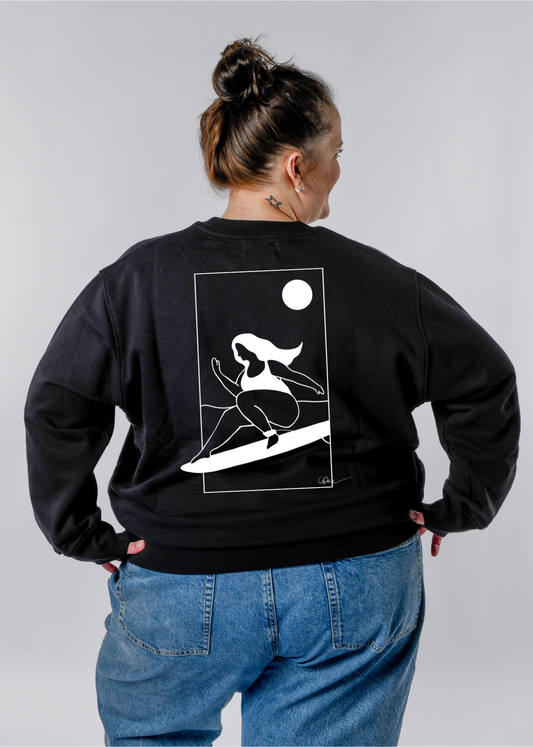 Rückenansicht des Plus Size Sweatshirts SWETA von CURVYBEACHGIRL mit Curvy Surfergirl Print